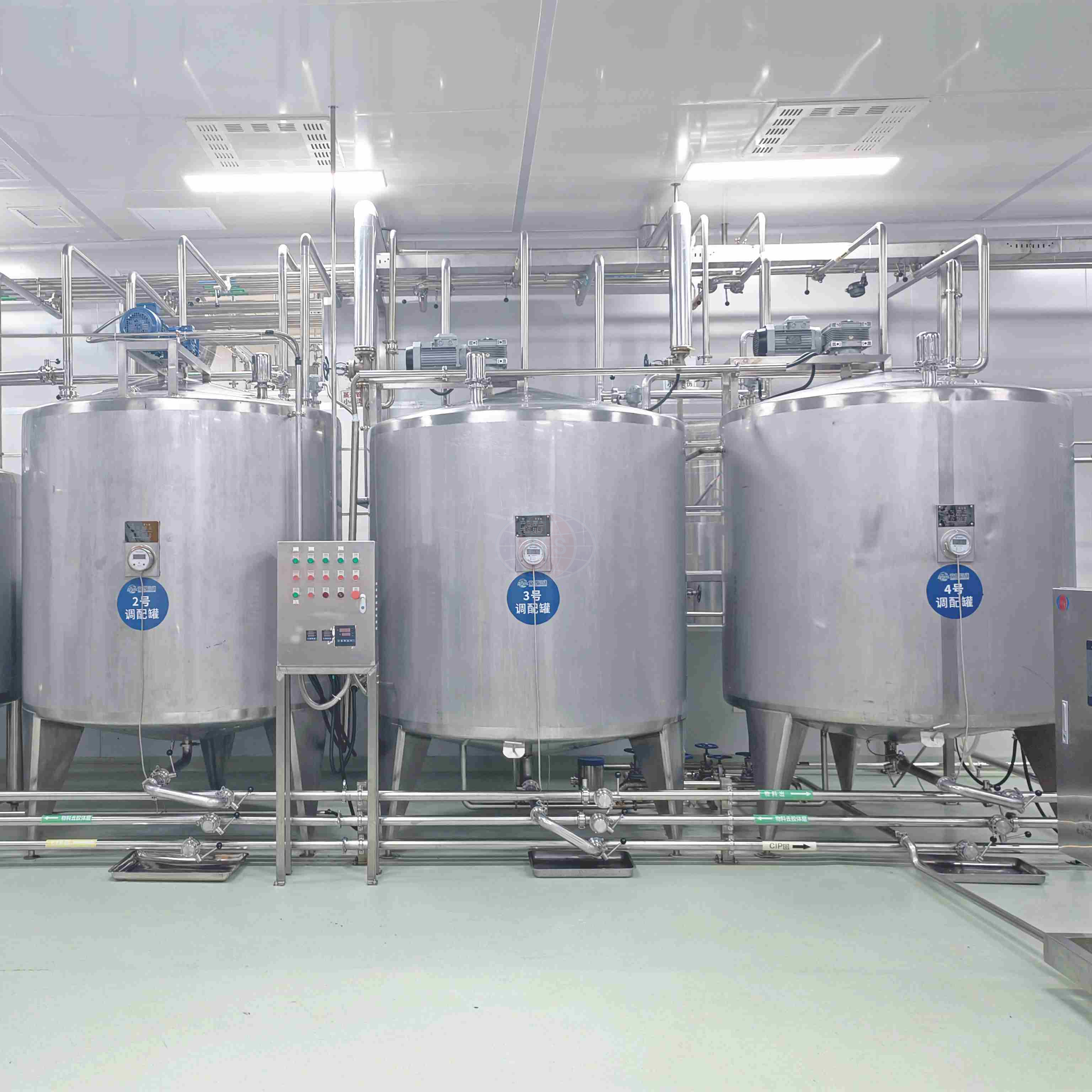 Bể trộn nước tr&aacute;i c&acirc;y trong cơ sở sản xuất