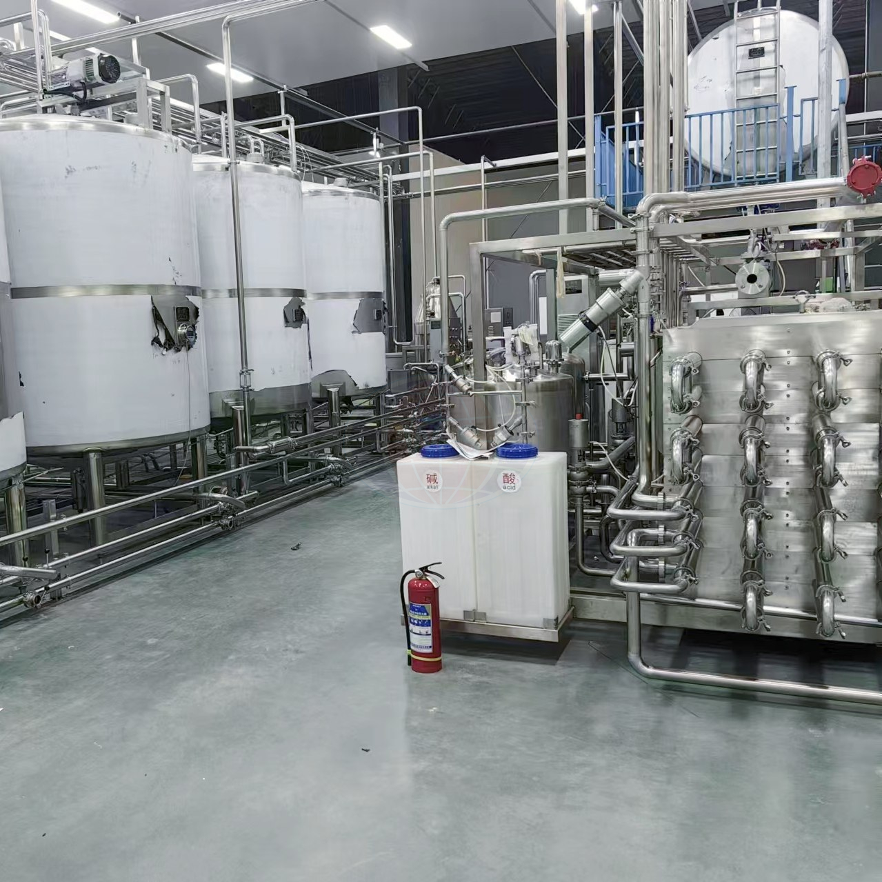 Nh&agrave; m&aacute;y chế biến sữa quy m&ocirc; nhỏ