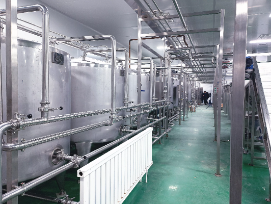 Việc trộn xi-rô trong dây chuyền nước tăng lực được kiểm soát như thế nào?